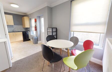 Hill Park Crescent, 5 bedroom Room to rent, &pound;140 weekly