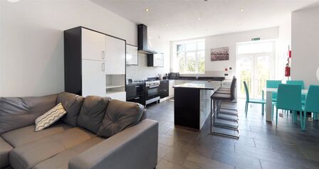 College Avenue, 6 bedroom Mid Terrace Room to rent, &pound;150 weekly