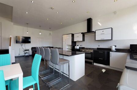 College Avenue, 6 bedroom Room to rent, &pound;150 weekly