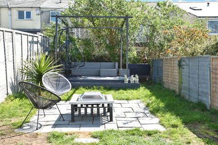 2 bedroom Mid Terrace House for sale