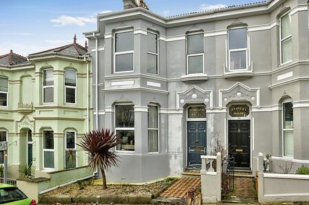 Beatrice Avenue, 2 bedroom  Flat to rent, £950 pcm