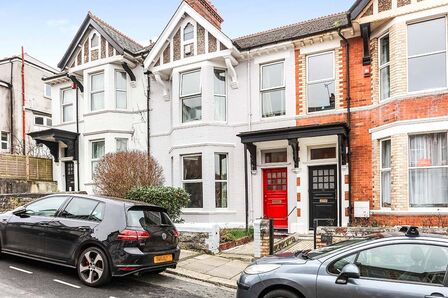 6 bedroom Mid Terrace Room to rent