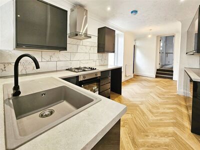 Alexandra Place, 5 bedroom Mid Terrace House to rent, &pound;1,500 pcm