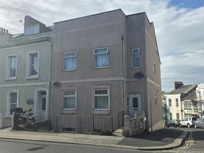 North Road West, 2 bedroom Flat to rent, &pound;950 pcm