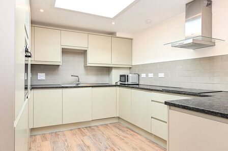 Armada Way, 2 bedroom  Flat to rent, £1,200 pcm
