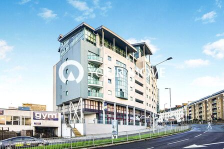 The Crescent, 1 bedroom  Flat to rent, £850 pcm
