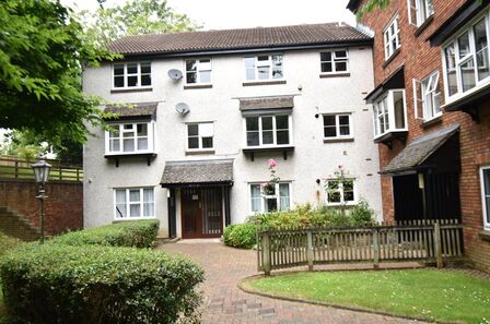 Portland Court, 2 bedroom Flat to rent, &pound;950 pcm