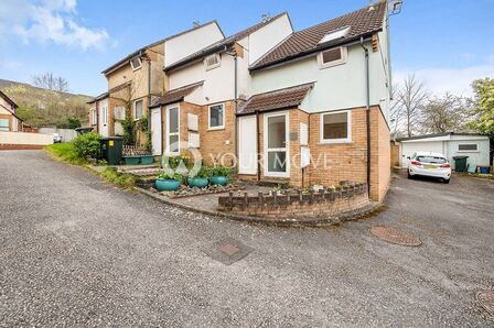 Howards Way, 2 bedroom End Terrace House to rent, &pound;900 pcm