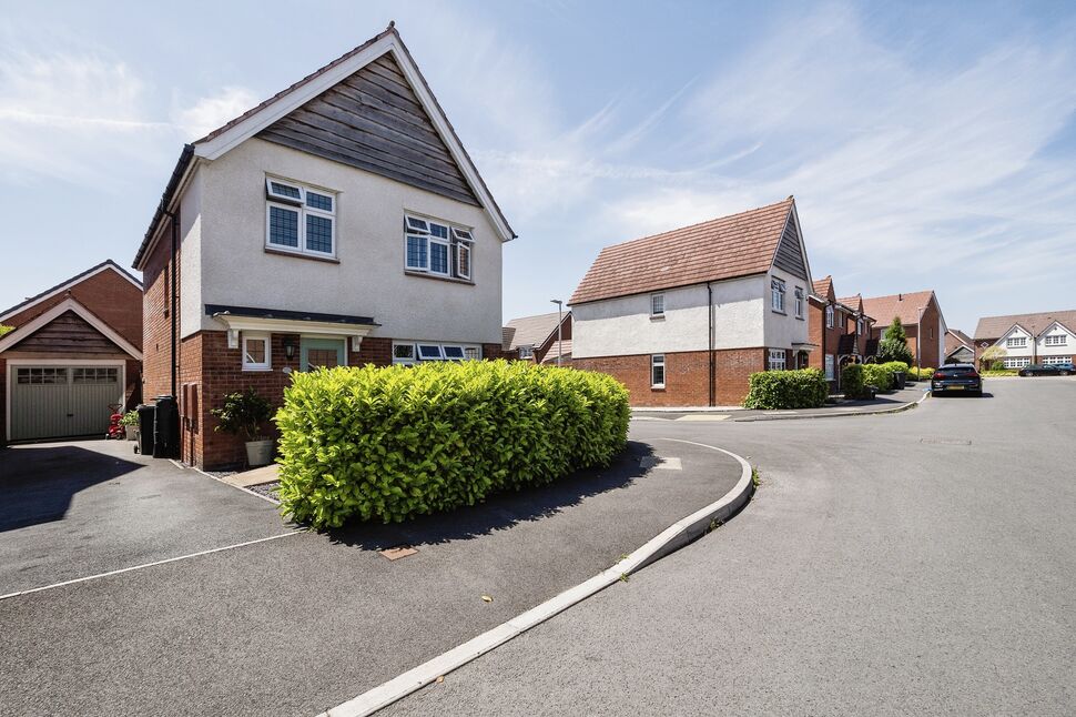 Main image of 3 bedroom Detached House for sale, Robin Way, Kingsteignton, Devon,, TQ12