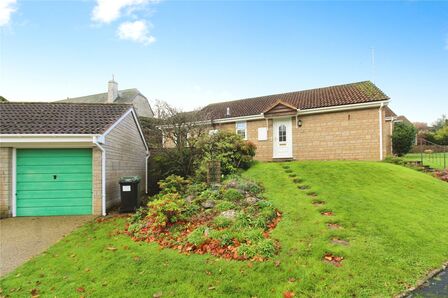 Tor Gardens, 2 bedroom Detached Bungalow to rent, £1,100 pcm