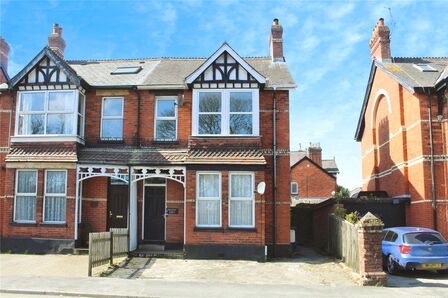 Station Road, 1 bedroom Flat to rent, &pound;825 pcm