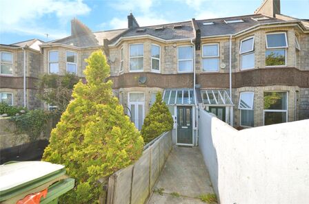 Reddenhill Road, 3 bedroom Mid Terrace Flat to rent, £1,050 pcm