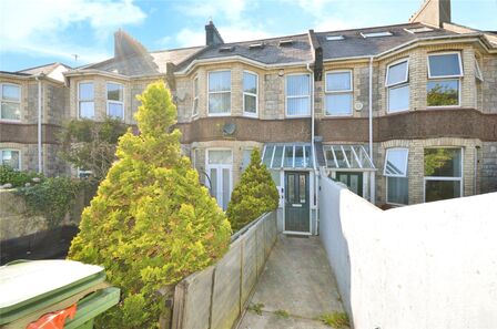 Reddenhill Road, 2 bedroom Mid Terrace Flat to rent, £950 pcm