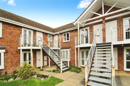 Mill Close, 1 bedroom  Flat for sale, £130,000