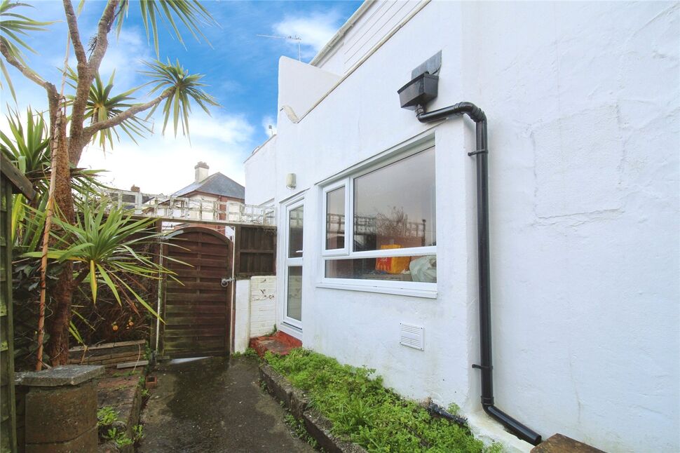 5 bedroom Mid Terrace House for sale