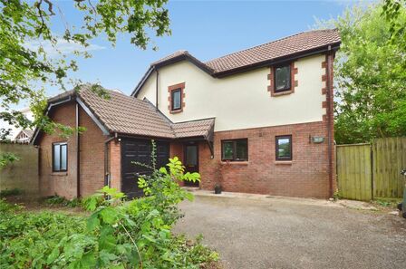 Croft Road, 3 bedroom Detached House to rent, &pound;1,800 pcm