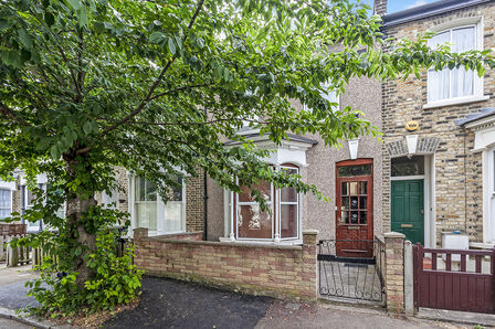 4 bedroom Mid Terrace House to rent