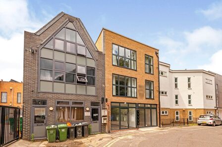 Hatcham Park Mews, 3 bedroom  Flat to rent, £2,500 pcm