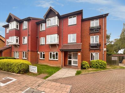 Sterling Gardens, 2 bedroom Flat to rent, &pound;2,100 pcm