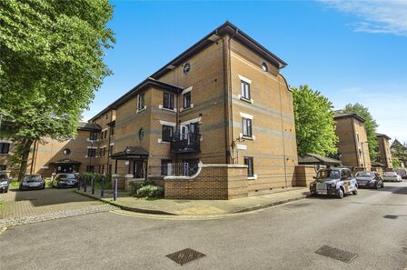 Muirfield Close, 2 bedroom  Flat for sale, £450,000