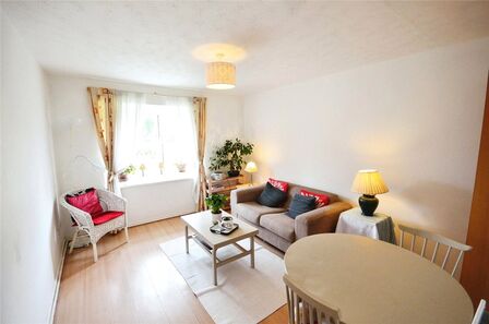 Westcott Road, 1 bedroom  Flat for sale, £368,000