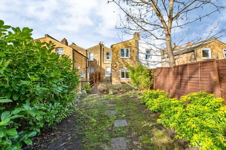 Billington Road, 1 bedroom Flat for sale, &pound;425,000
