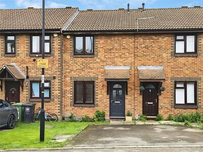 Pear Close, 2 bedroom Mid Terrace House for sale, &pound;520,000