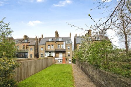 2 bedroom End Terrace Flat for sale