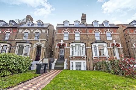 Queens Road, 2 bedroom Flat to rent, &pound;1,850 pcm