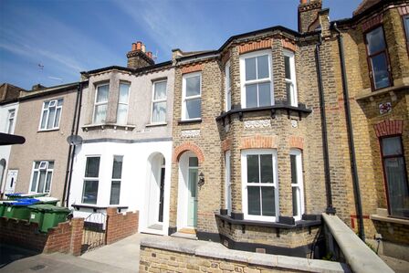 3 bedroom Mid Terrace House to rent