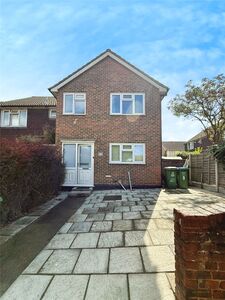Barnett Close, 4 bedroom End Terrace House to rent, £2,400 pcm