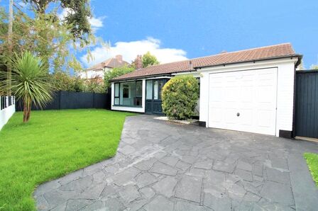 Park Crescent Road, 3 bedroom Detached Bungalow to rent, £2,300 pcm