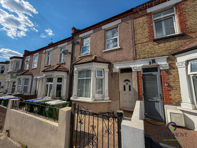 3 bedroom Mid Terrace House for sale