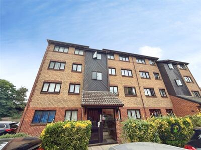Cricketers Close, 2 bedroom Flat to rent, &pound;1,250 pcm