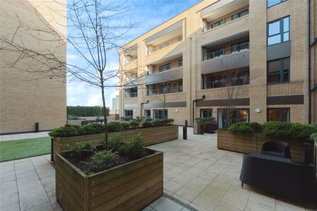 Spinning Wheel Way, 1 bedroom  Flat for sale, £304,000