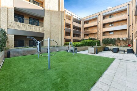 Spinning Wheel Way, 2 bedroom  Flat for sale, £391,875
