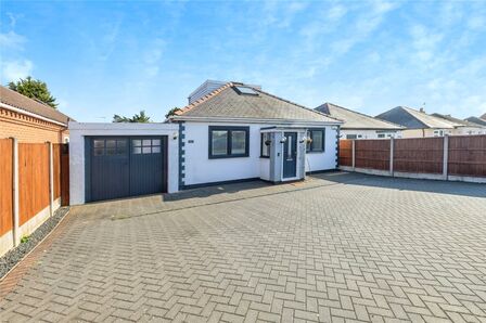 Newark Road, 4 bedroom Detached Bungalow for sale, £380,000