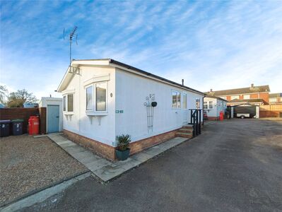 Newark Road, 2 bedroom Detached Property for sale, £110,000