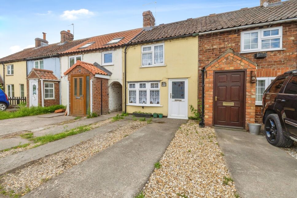 Main image of 2 bedroom Mid Terrace House for sale, Gainsborough Road, Saxilby, Lincolnshire, LN1