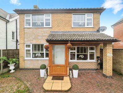 Lincoln Road, 4 bedroom Detached House for sale, £450,000
