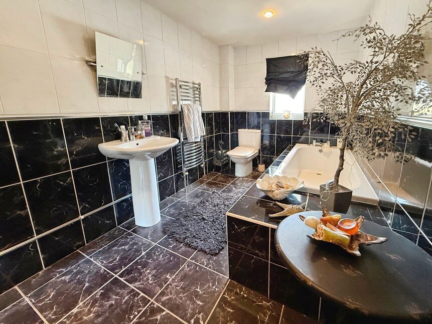 En-Suite Bathroom