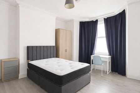 Cedar Road, 1 bedroom Property to rent, &pound;585 pcm