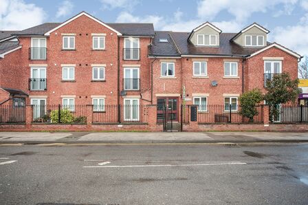 Heath End Road, 2 bedroom  Flat to rent, £825 pcm