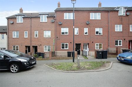 Spruce Road, 3 bedroom Mid Terrace House to rent, £1,100 pcm
