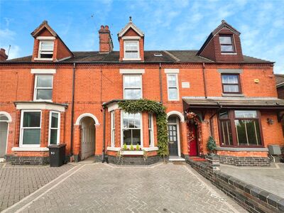 3 bedroom Mid Terrace House for sale