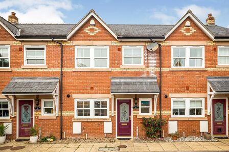 Queens Road, 3 bedroom Mid Terrace House to rent, &pound;950 pcm