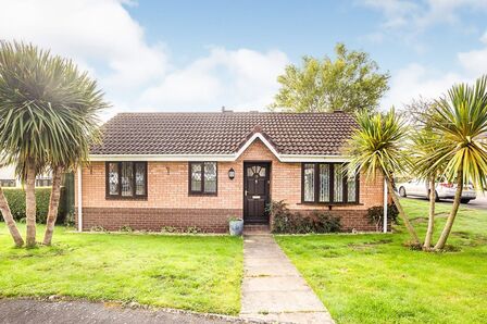 Croxon Rise, 2 bedroom Detached Bungalow to rent, &pound;900 pcm