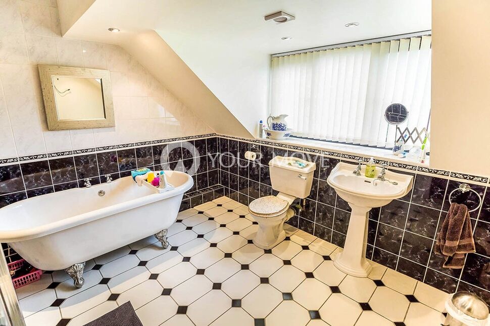 Family Bathroom / WC