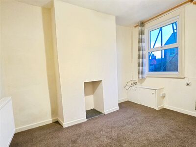 Park Avenue, 2 bedroom Mid Terrace House to rent, &pound;700 pcm