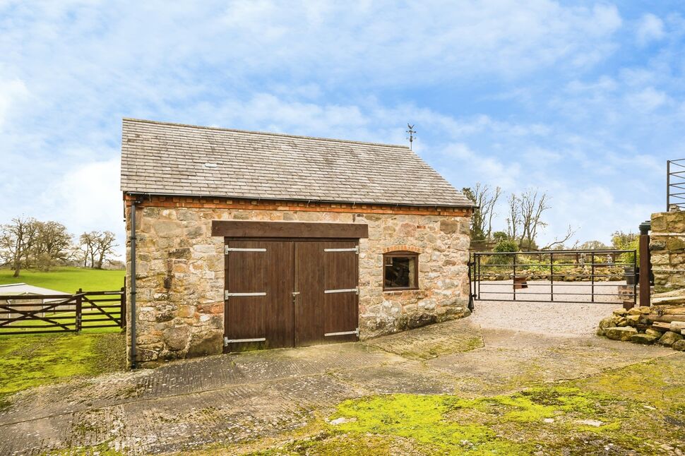 Garage / Outbuilding